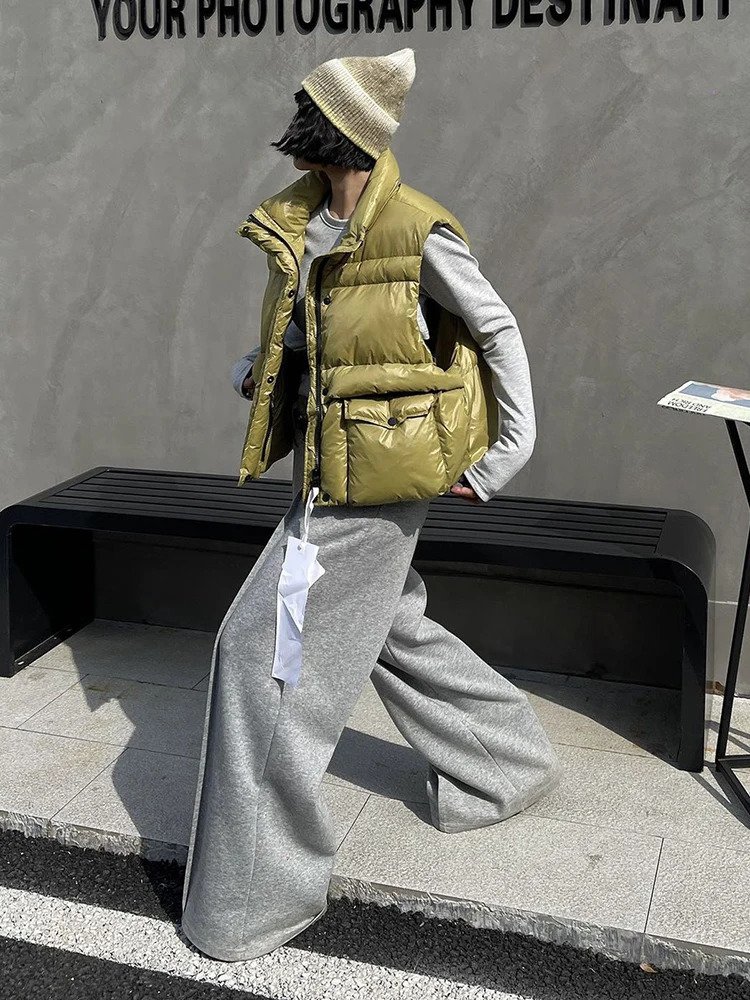 Autumn Winter Solid Stand Collar Down Vest Women 90 White Duck Down Zipper Pocket Vest Female Quilted Sleeveless Waistcoat Coat 251016