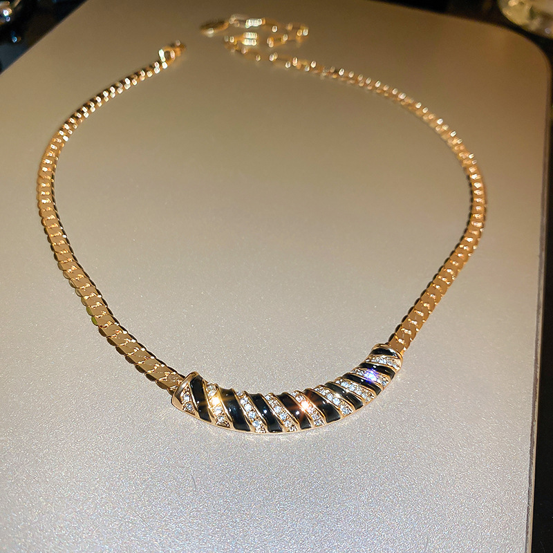 Metal Heavy Industry Design Necklace Classic Striped Collarbone Chain Choker Trendy Inlaid Dia Luxurious Jewelry for Women