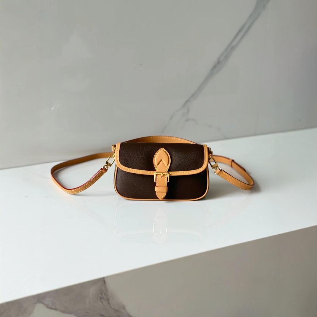 Elegant Design 19CM Crossbody Handbag Featuring a Practical Built-in Flip Mirror