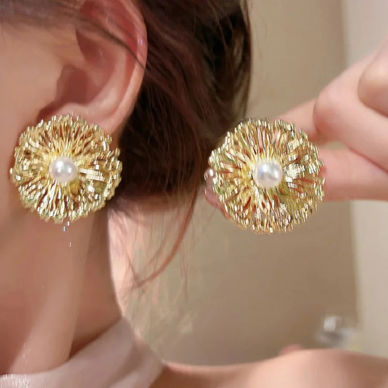 Exaggerated Metal Flowers Pearl Stud Earrings For Women Fashion Gold Color Hollow Round Temperament Earrings Jewelry Party Gifts 251013