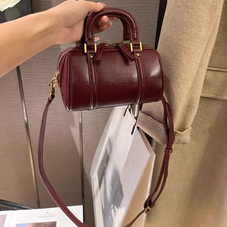 Retro women s pillow bag niche cylindrical bag fashionable texture women s shoulder bag handheld women s crossbody bag autumn new designer bag