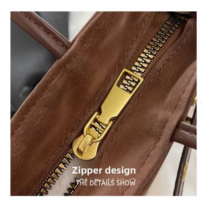 Shoulder Bag Zipper Opening Design Fashionable Versatile Commuter Messenger Bag Z251018