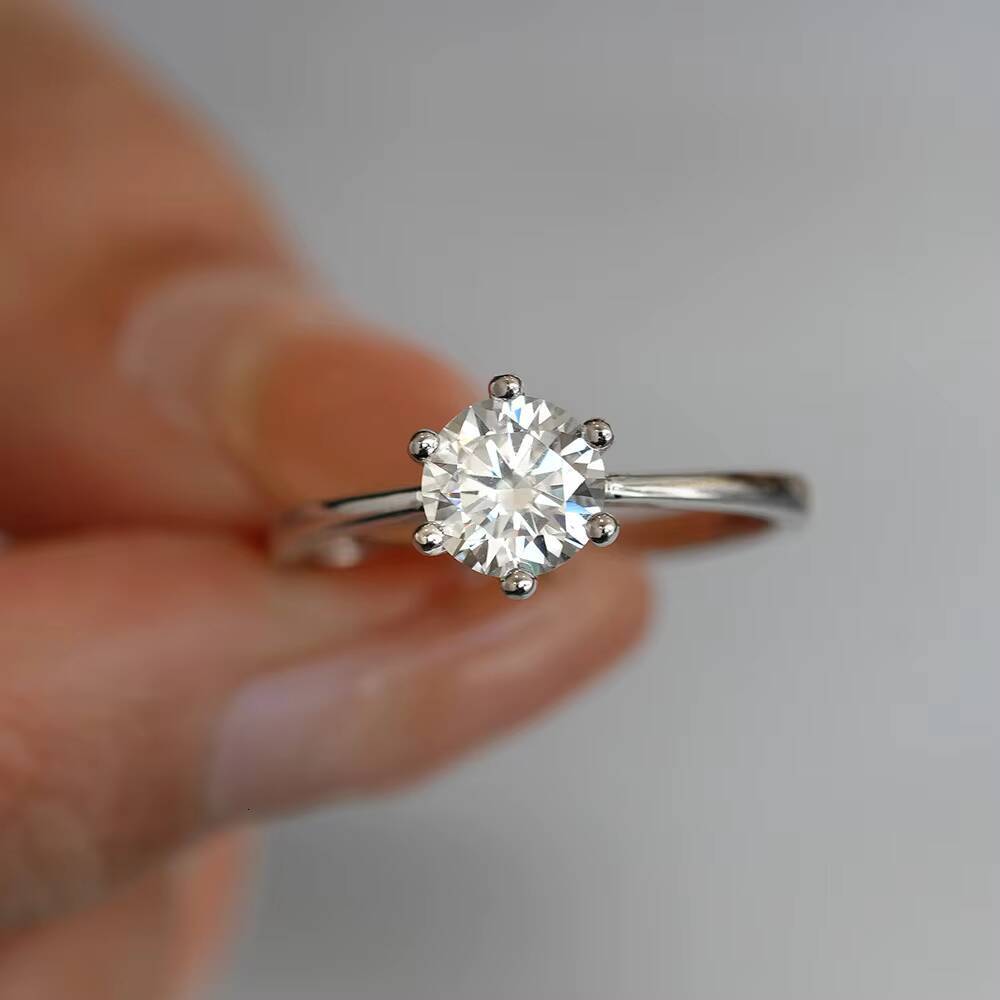 Wholesale Jewelry 051ct2ct3ct Classic Six Claws Wedding Engagement 925 Sterling Silver Diamond Moissanite Ring for Women