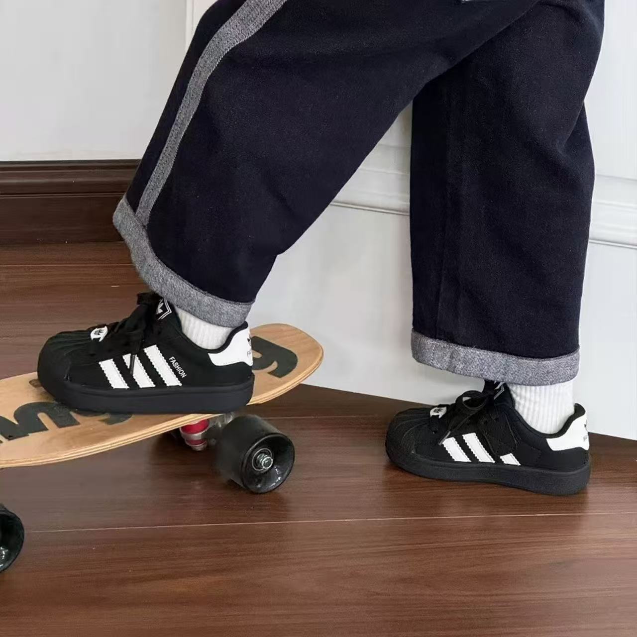 New designer children's shoes, fashionable round toe sports shoes for boys and girls, outdoor soft soled trendy running shoes