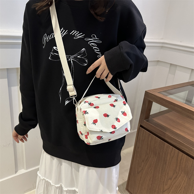 Designer's new women's small bag, new fashion multifunctional crossbody bag, soft girl cute strawberry single shoulder small square bag