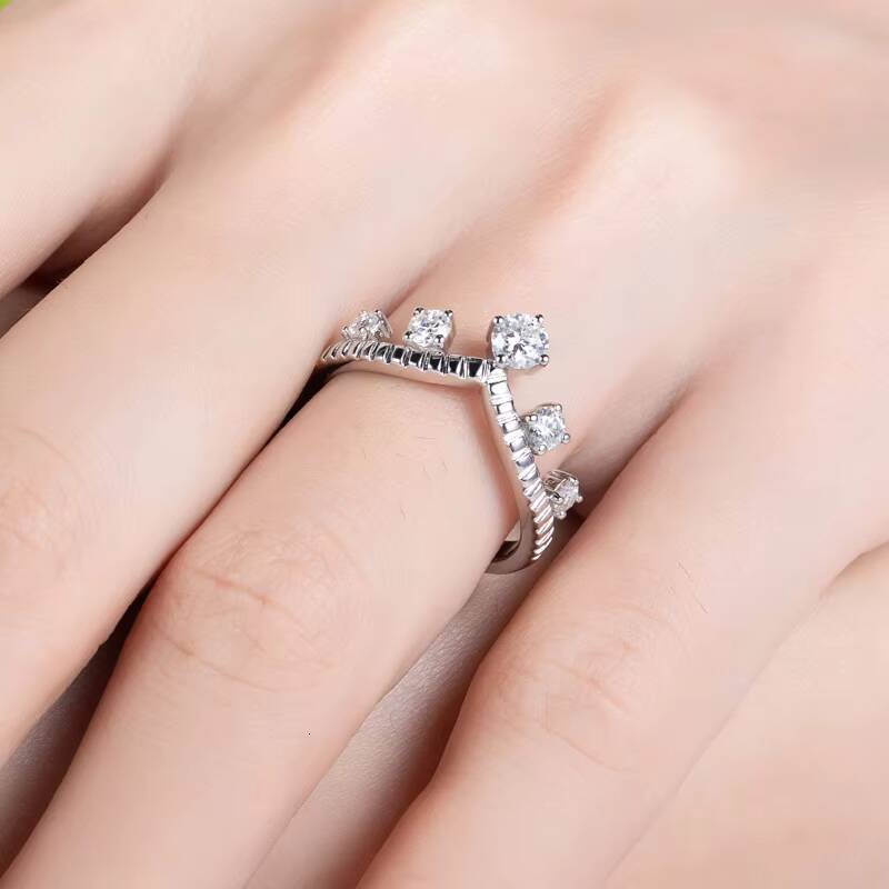 Luxury Fashion 925 Sterling Silver Wedding Ring Customized Trend Crown Shaped Moissanite Ring for Women
