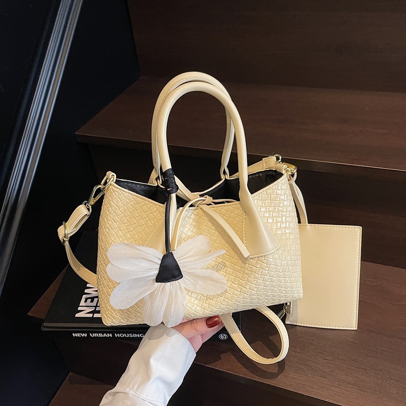 Luxury Brand Designer Bag Flower Pendant Shoulder Bag For Women 2025 Summer New Sheepskin Woven Basket Bag Fashion Versatile Trendy Tote Bag