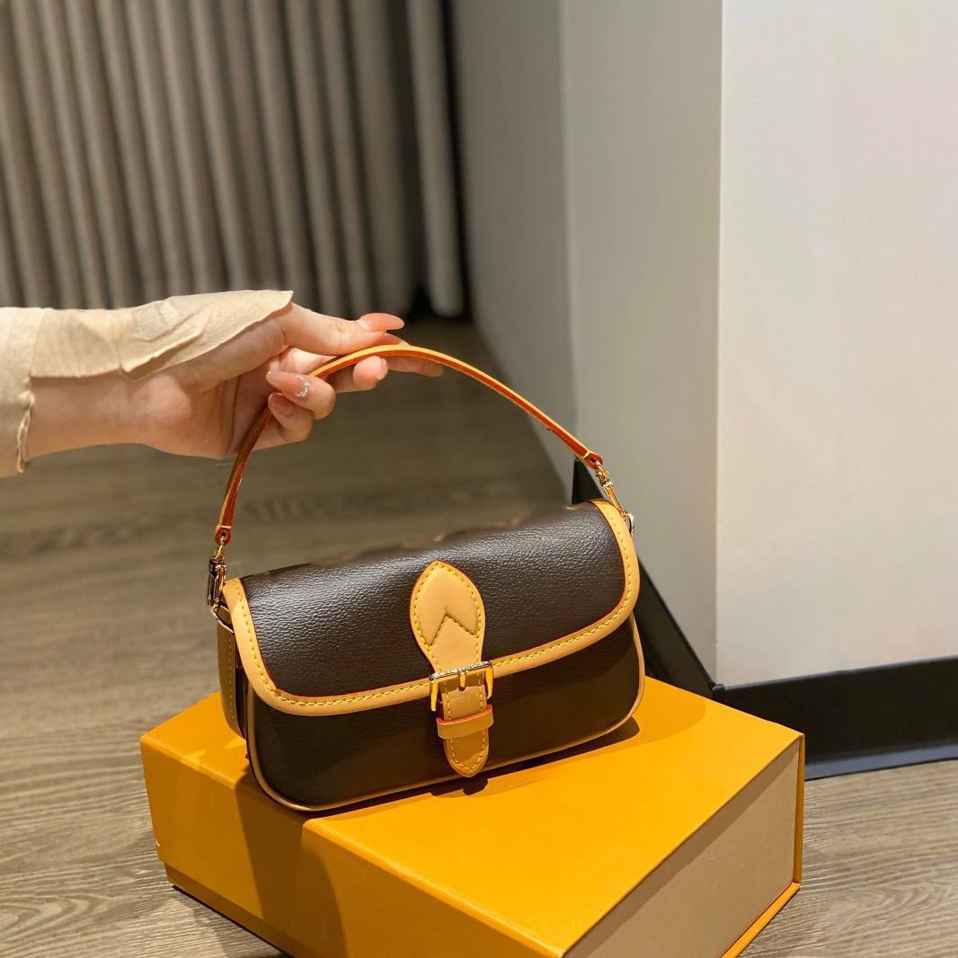 Elegant Design 19CM Crossbody Handbag Featuring a Practical Built-in Flip Mirror