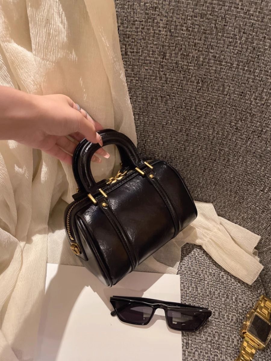 Retro women s pillow bag niche cylindrical bag fashionable texture women s shoulder bag handheld women s crossbody bag autumn new designer bag