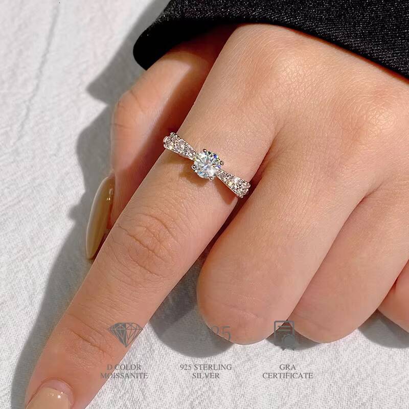 Fashion Jewelry Gra VVS 05Ct Lovely Bowknot Diamond Moisssanite 925 Sterling Silver Rings for Women Lady Wedding Engagement