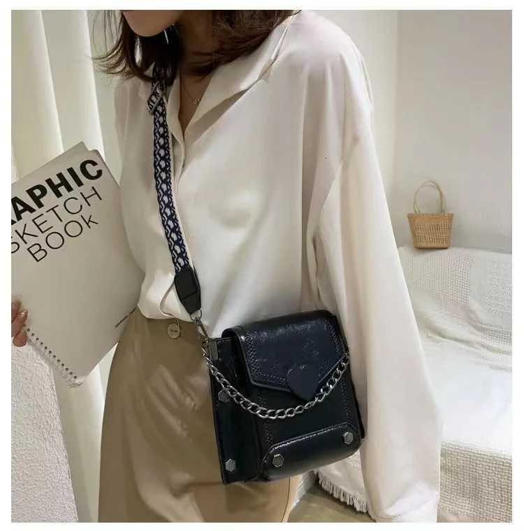 Studded Shoulder Bag for Women Crossbody Messenger Bag Girls Retro HeartShaped Lock Mobile Phone Korean Style New Z251018