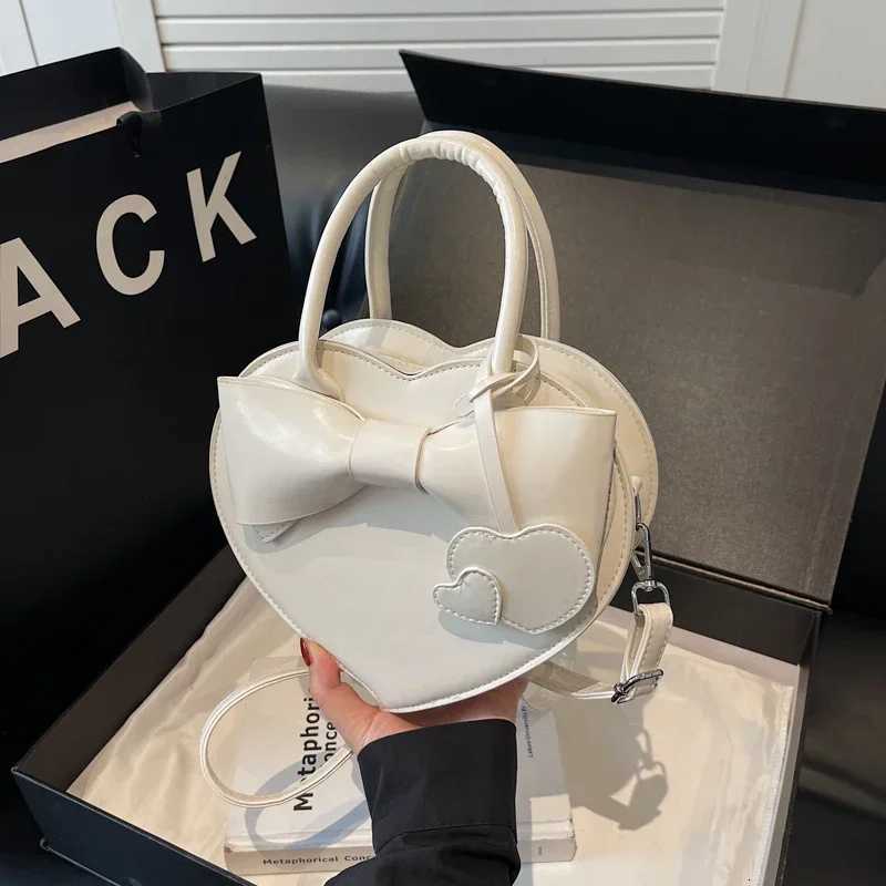 2025 Hot Fashion Popularity Glossy PU Heart Shape Shoulder and Crossbody Bags Solid Zipper Sense of Luxury Handbags for Women Z251018