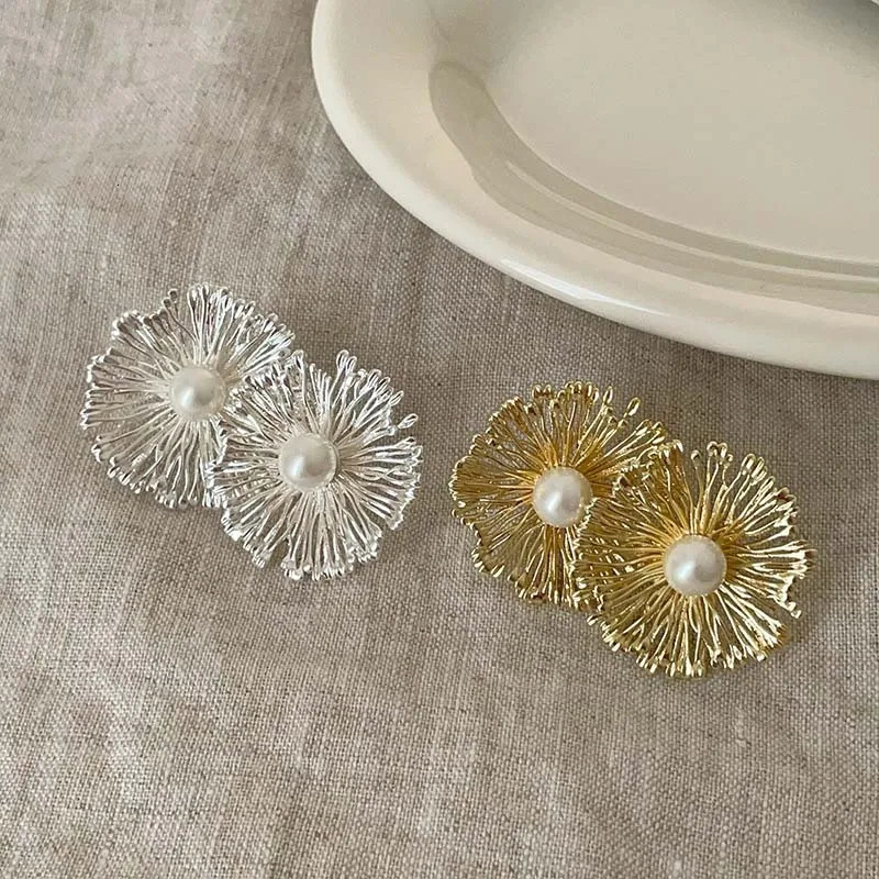 Exaggerated Metal Flowers Pearl Stud Earrings For Women Fashion Gold Color Hollow Round Temperament Earrings Jewelry Party Gifts 251013