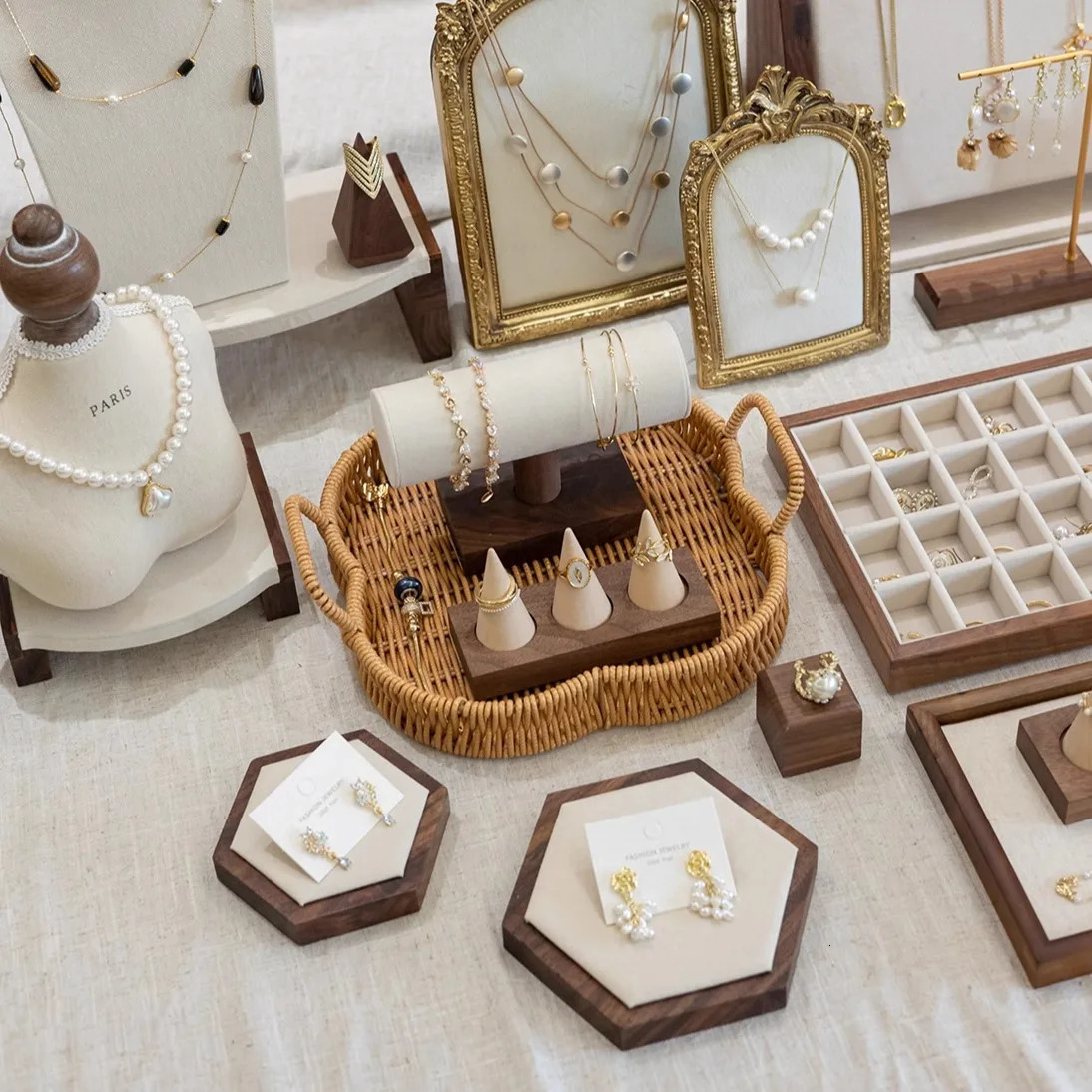 Vintage Po Frame Style Jewelry Display Stand Necklace Bust Earring Holder with Tray for Bracelets Rings Retro Showcase P 251016