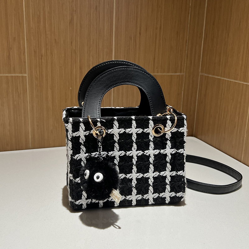 Luxury Brand Designer Bag Internet Celebrity Fashion Woolen Plaid Handbag 2022 Autumn Winter New Style Elegant Universal Single Shoulder Crossbody Sma