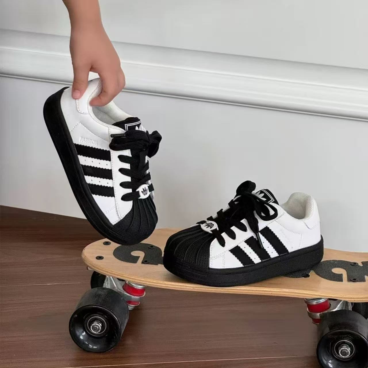 New designer children's shoes, fashionable round toe sports shoes for boys and girls, outdoor soft soled trendy running shoes