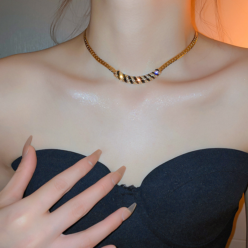 Metal Heavy Industry Design Necklace Classic Striped Collarbone Chain Choker Trendy Inlaid Dia Luxurious Jewelry for Women