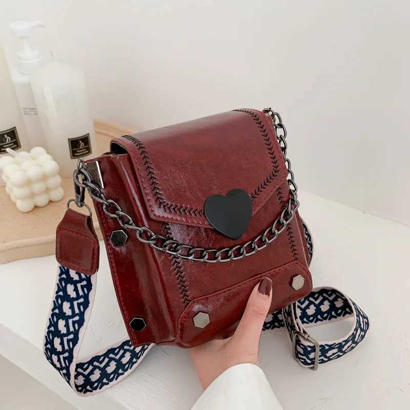 Womens Retro Shoulder Bag Fashion HeartShaped Hasp Crossbody Bags Chain Buckle Double Layer Small Square Messenger Bag Bolsos Z251018