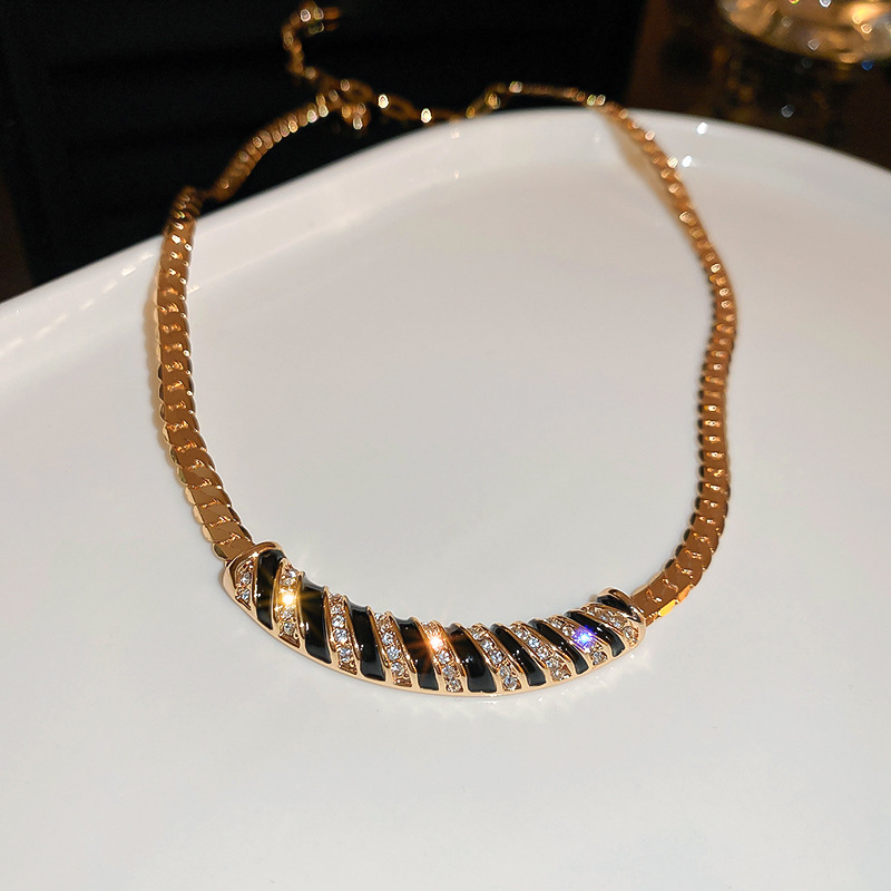 Metal Heavy Industry Design Necklace Classic Striped Collarbone Chain Choker Trendy Inlaid Dia Luxurious Jewelry for Women