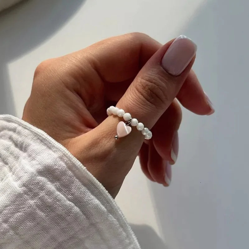 Vintage Originality String of Beads Elastic Cord Heart Shape Shell Pendant Rings for Women Elegant Round Bead Rings Jewelry Gift 251014