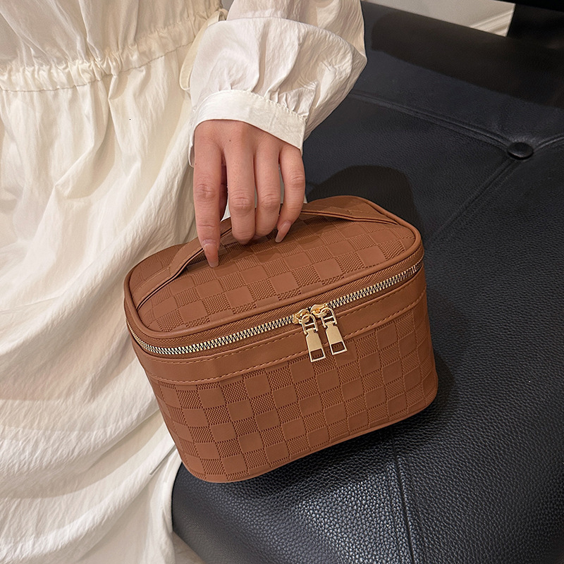 Luxury Brand Designer Bag New Checkerboard Makeup Bag Large Capacity Travel Portable Toiletry Bag Simple PU Leather High-Value Handheld Storage Bag