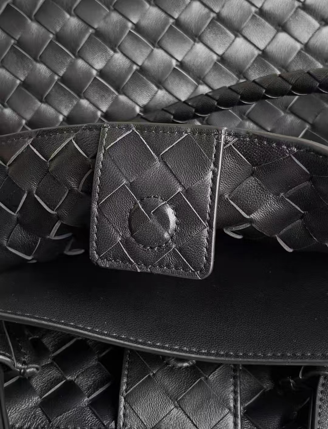 Chic Compact Shoulder Knitted Leather Purse Versatile Fashion Accessory Made from Superior Lambskin