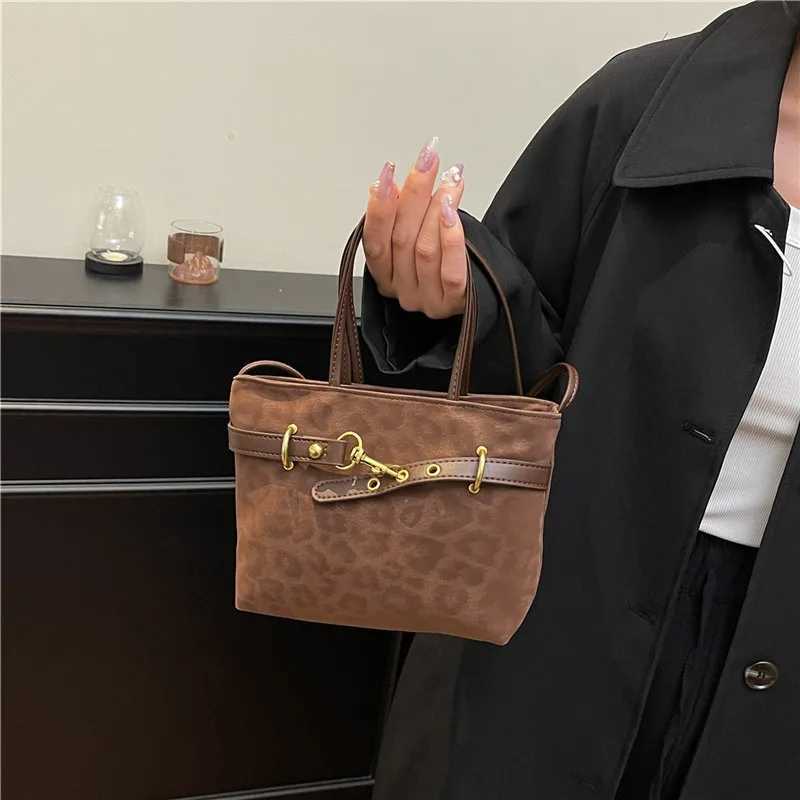 Shoulder Bag Zipper Opening Design Fashionable Versatile Commuter Messenger Bag Z251018