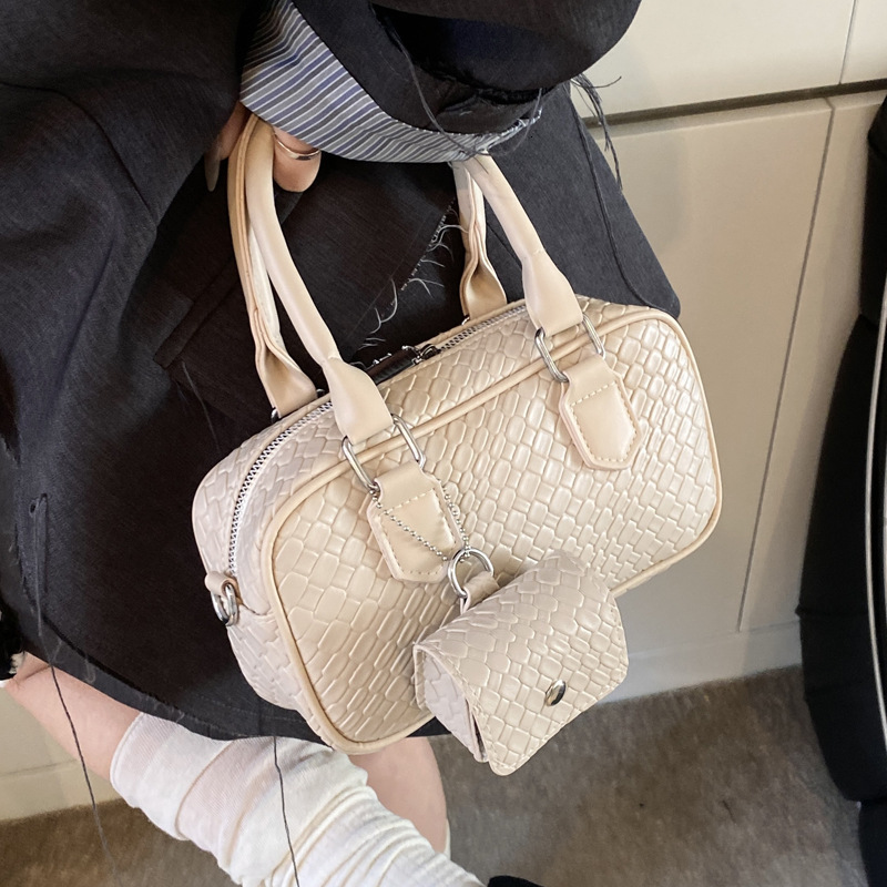 Luxury Brand Designer Bag Woven Pattern Bag For Women, Autumn And Winter 2025 New Niche Design Crossbody Bag, High-End Fashionable Handheld Pillow Bag
