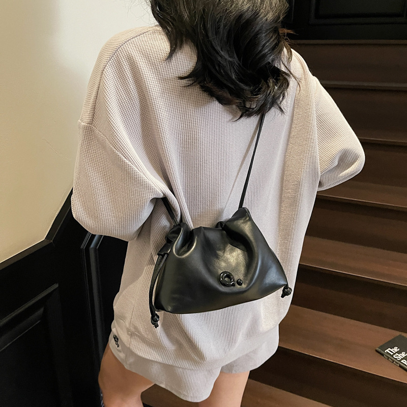 Free shipping designer Fashion Bags Fashionable minimalist single shoulder crossbody bag lightweight large capacity high quality Elegant