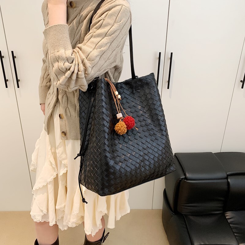 Luxury Brand Designer Bag 2025 New Niche Design Woven Shoulder Bag For Women Korean Version High-End Trendy Versatile Handbag For Women