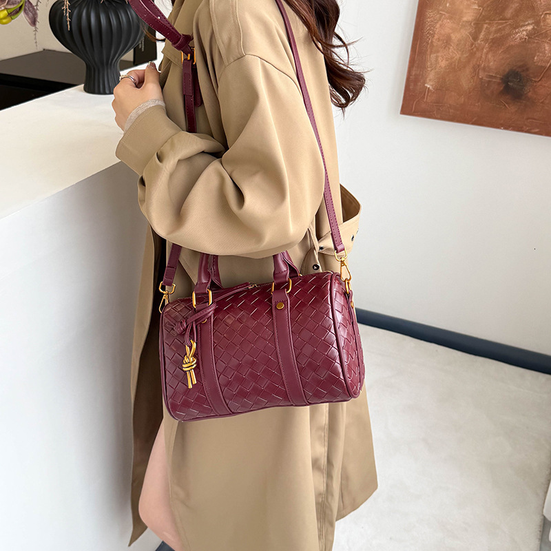 Luxury Brand Designer Bag Boston Handbag Shoulder Bag Niche Design Crossbody Bag Stylish Versatile Woven Handbag