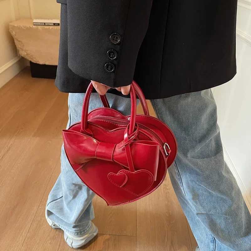 2025 Hot Fashion Popularity Glossy PU Heart Shape Shoulder and Crossbody Bags Solid Zipper Sense of Luxury Handbags for Women Z251018