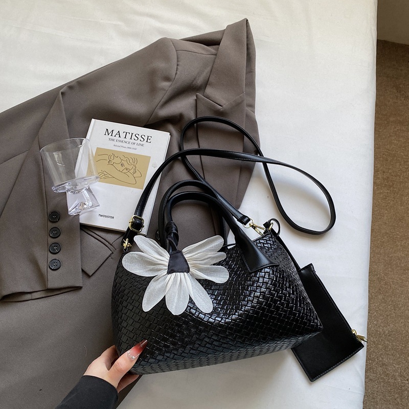 Luxury Brand Designer Bag Flower Pendant Shoulder Bag For Women 2025 Summer New Sheepskin Woven Basket Bag Fashion Versatile Trendy Tote Bag