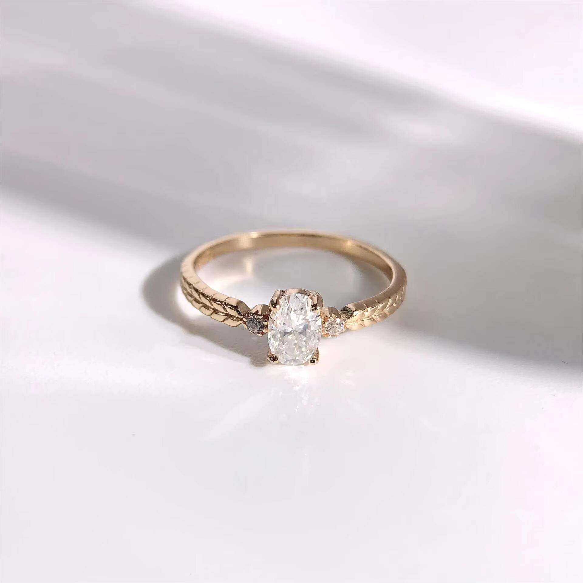 Minimalist Design Moissanite Jewelry S925 Sterling Silver Plated Gold 05CT Oval Solitaire Moissanite Engagement Ring for Women