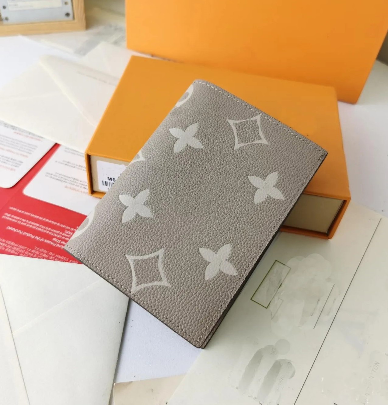 Womens Designer Card Holder PASSPORT COVER Fashion luxury business Protection Case Trendy Credit Mens Wallet Brown Iconic Brown flower