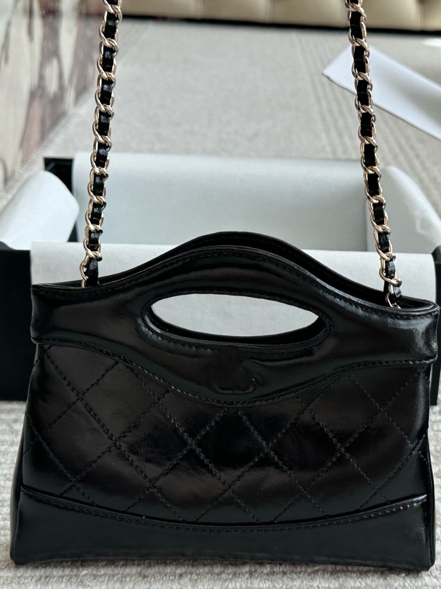 Elegant Mirror Finish Calveskin Leather Crossbody Pouch Featuring a Stylish Chain Strap