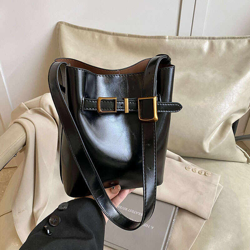 Designer Bags High-Quality Texture Small for Women 2025 Spring New Versatile Crossbody Fashionable Super Popular Single Shoulder Bucket Bag