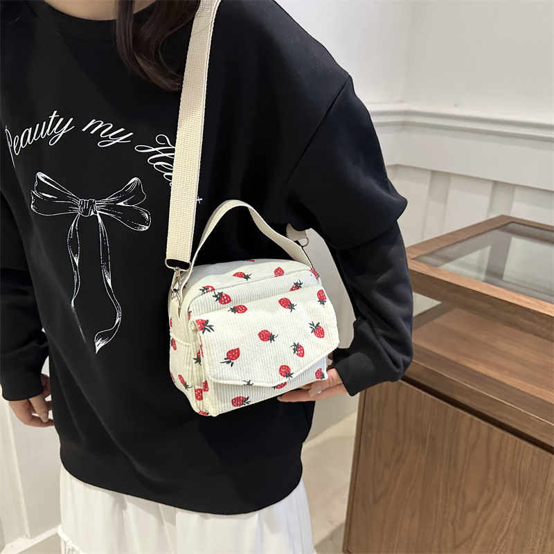 Designer's new women's small bag, new fashion multifunctional crossbody bag, soft girl cute strawberry single shoulder small square bag