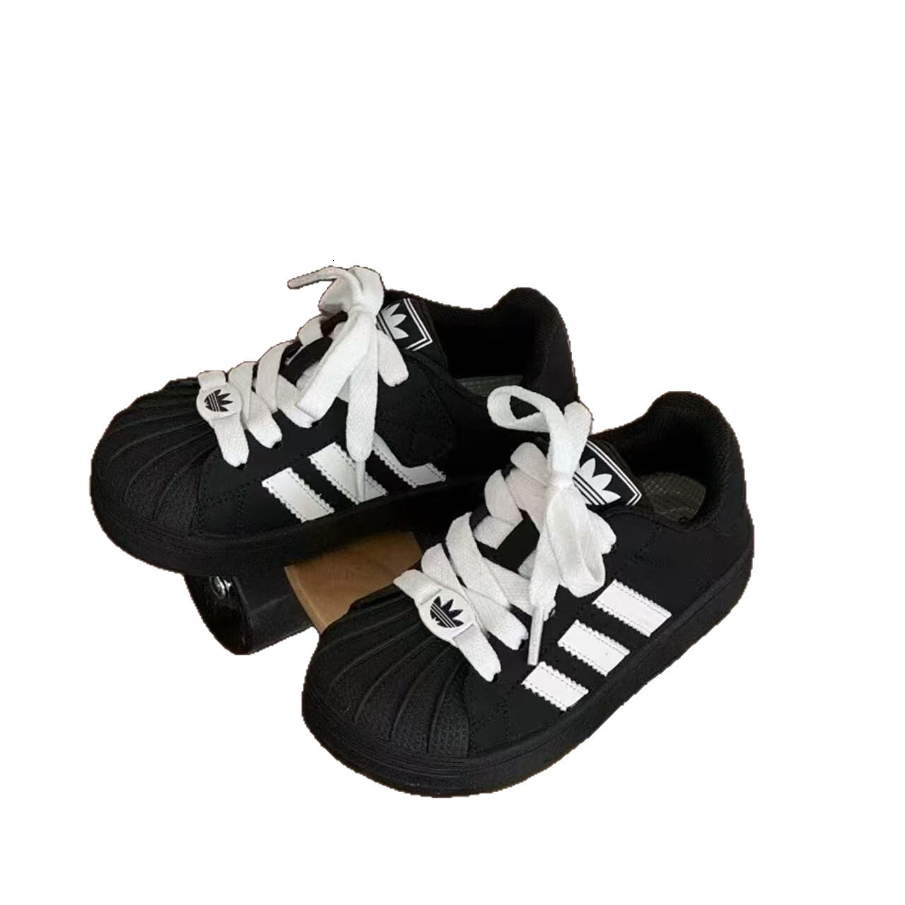 New designer children's shoes, fashionable round toe sports shoes for boys and girls, outdoor soft soled trendy running shoes