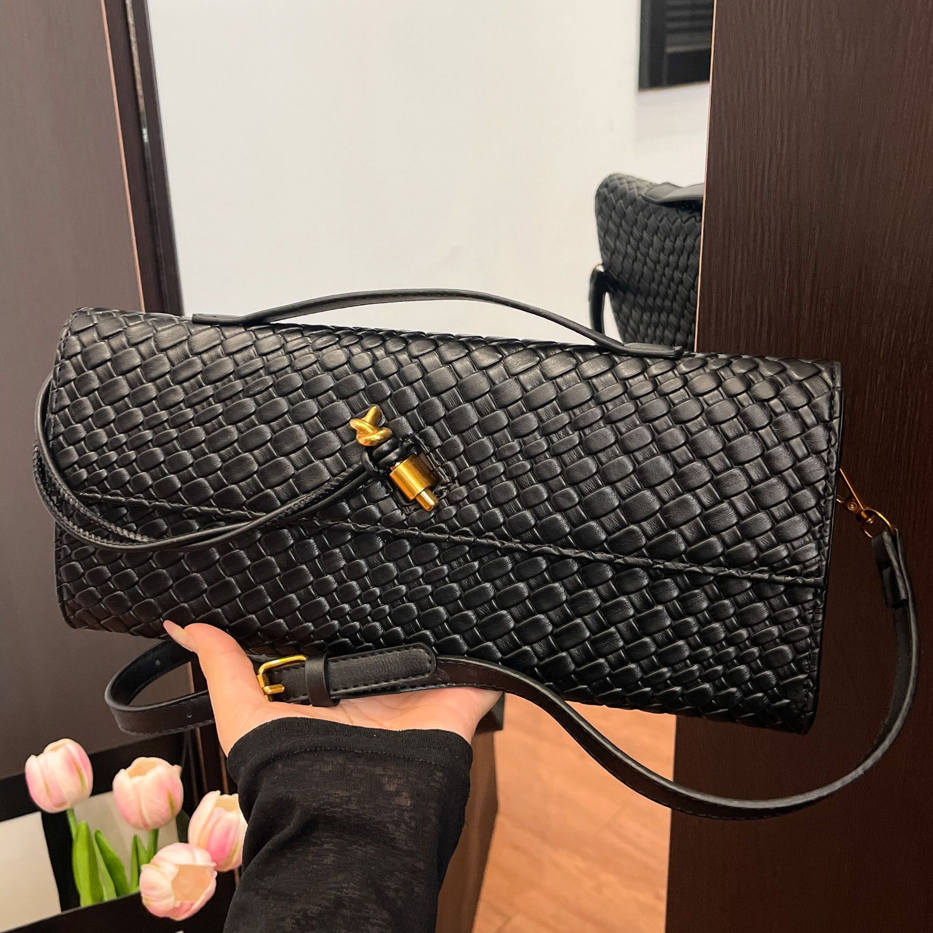 Luxury Brand Designer Bag 2025 New Woven Baguette Bag Fashionable Texture Crossbody Bag French Niche Clutch Bag Underarm Shoulder Bag