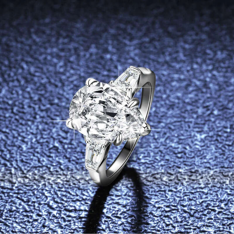 2024 New Luxurious Bridal S Sterling Sier Engagement Ring Elegant Pear Cut 4Ct VVS Moissanite Dias Classic