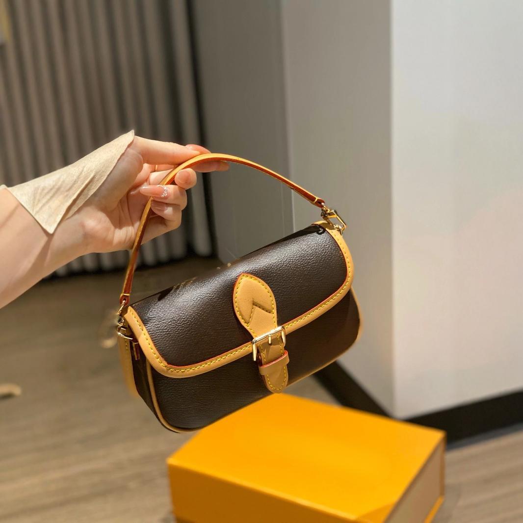 Elegant Design 19CM Crossbody Handbag Featuring a Practical Built-in Flip Mirror