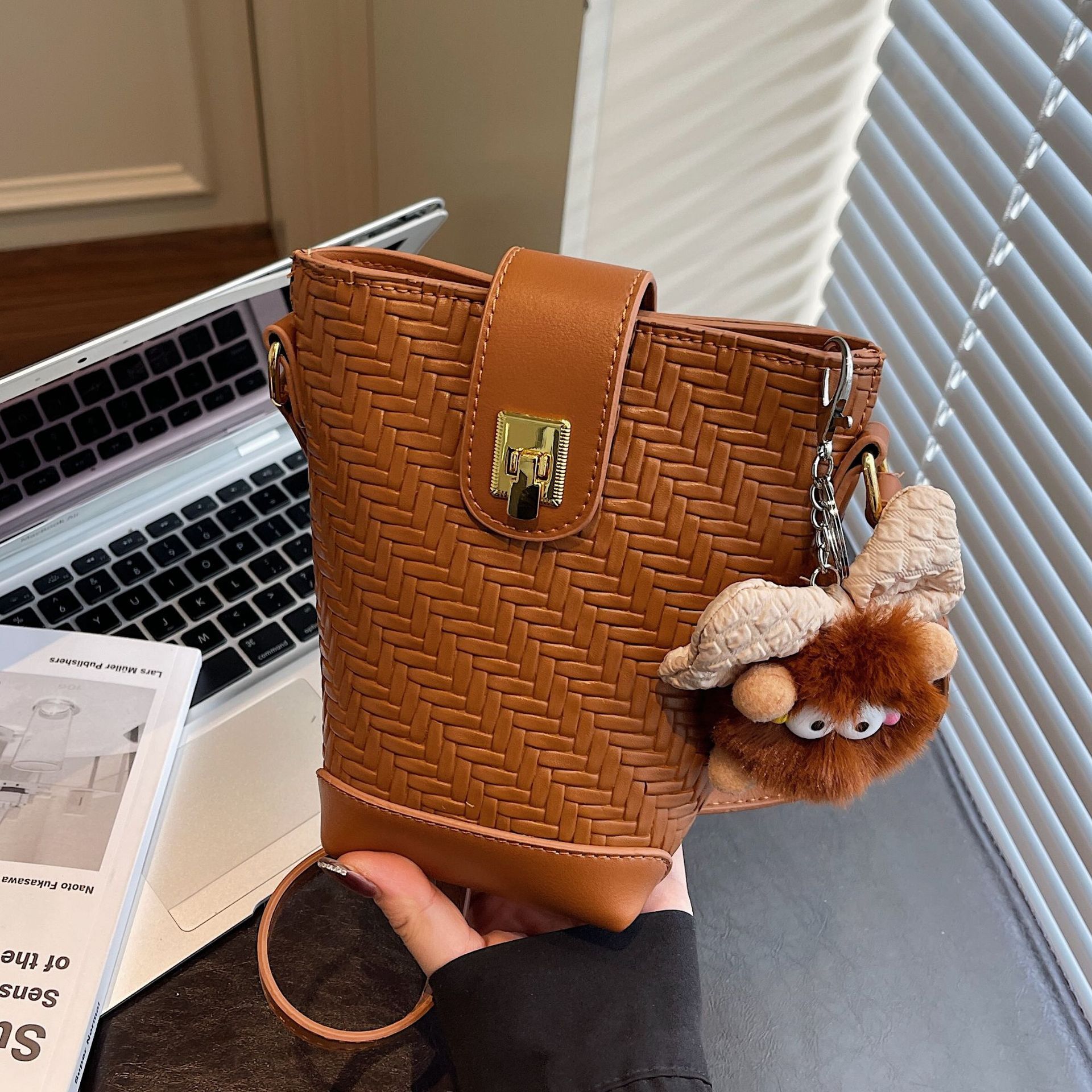 Luxury Brand Designer Bag High-End Woven Pattern Phone Bag For Women 2025 New Trendy Fashion Crossbody Bag Single Shoulder Commuter Bucket Bag