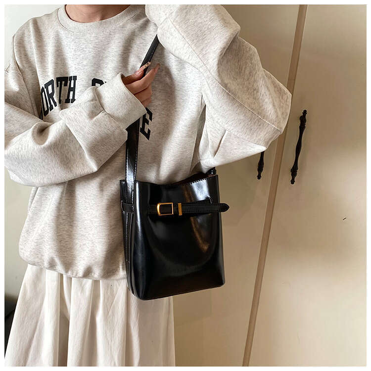 Designer Bags High-Quality Texture Small for Women 2025 Spring New Versatile Crossbody Fashionable Super Popular Single Shoulder Bucket Bag