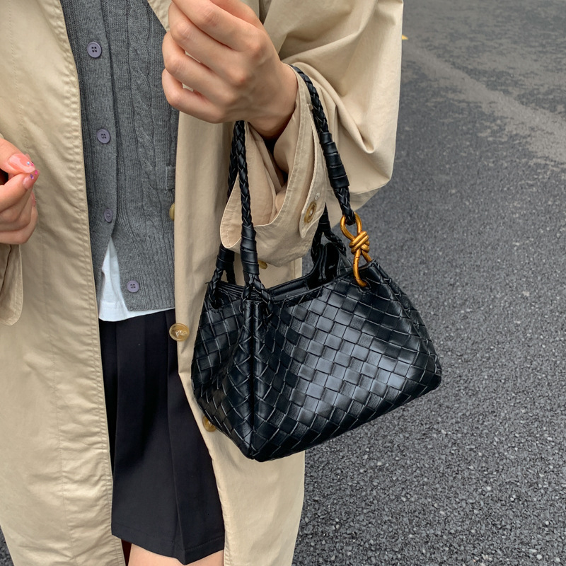 Luxury Brand Designer Bag High-End Niche Bag For Women, Autumn/Winter 2025 New Versatile Fashion Crossbody Bag, Korean Style Handheld Quilted Bucket B