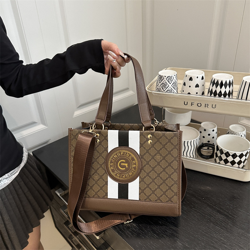 Luxury Brand Designer Bag New Style Patchwork Color 2025 Gold Stamping Fashion Simple Elegant Large Capacity Commuter Handbag Shoulder Crossbody Under