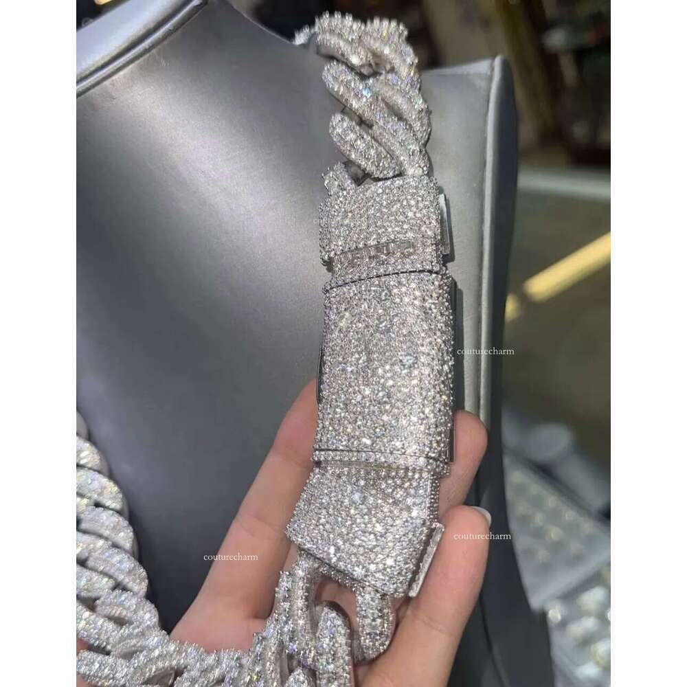 Yu Ying Customized Lock Heavy Hip Hop 30MM Iced Out Moissanite Raised S VVS Dia Cuban Link Chain Necklace