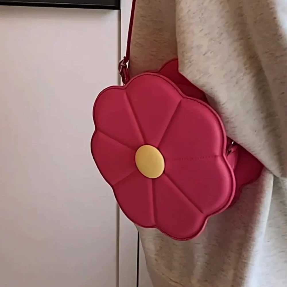 Fresh and Sweet Bag Womens New Flower Small Round Bag Popular Cute Trendy Single Shoulder Crossbody Bag Z251018