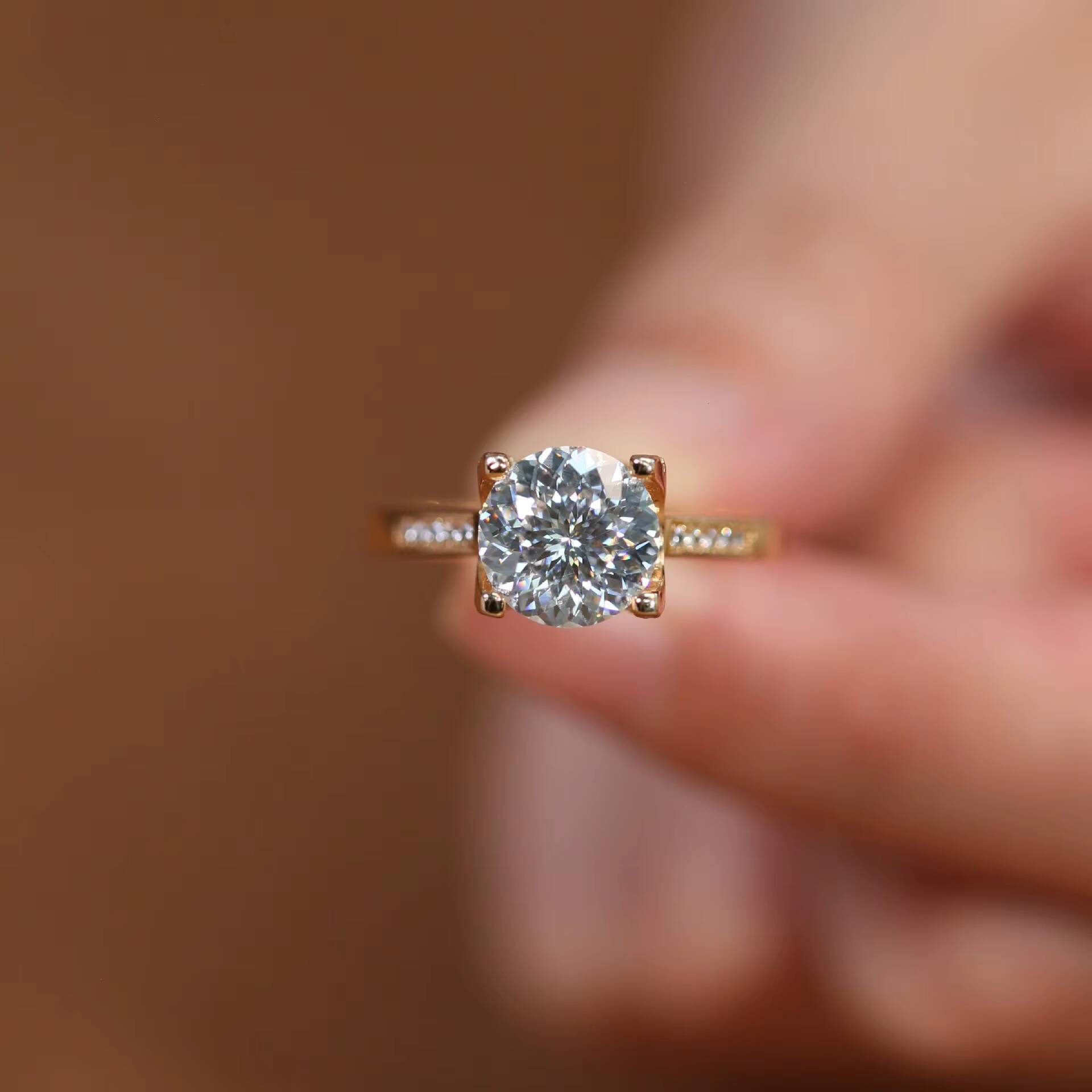 Custom Luxury Wedding Diamond Ring 925 Sterling Sliver 2ct Round Cut Vvs d Color Moissanite Diamond Engagement Ring for Women