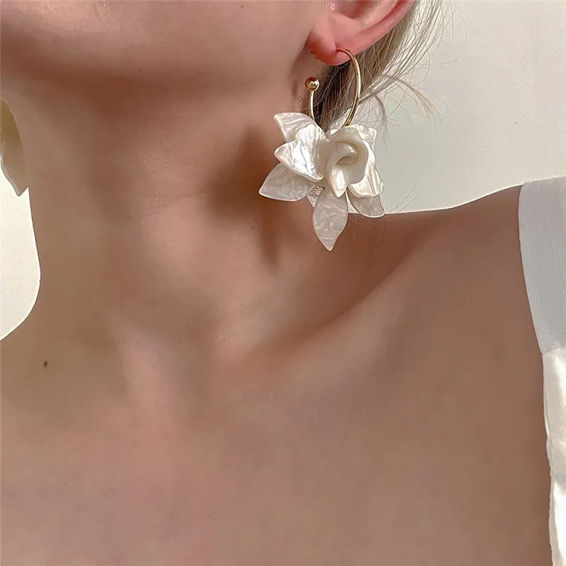 C Shape Metal Acrylic Petal Earrings European American Style Personalized Fashion Stud Earrings Ladies Girls Travel Accessories 251013